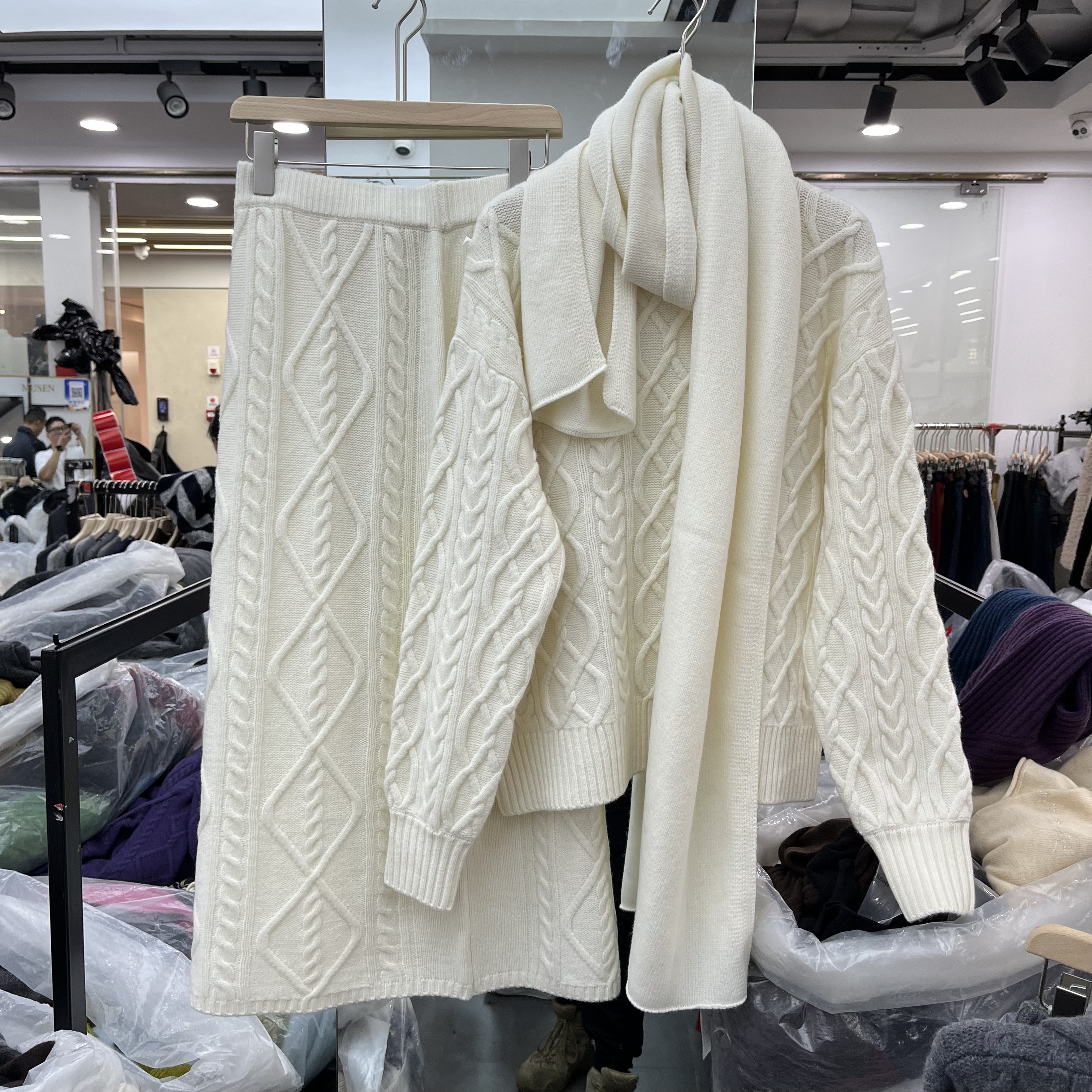 欧洲站2025秋冬新款女士麻花纹全羊毛长袖半身裙围巾时尚三件套潮