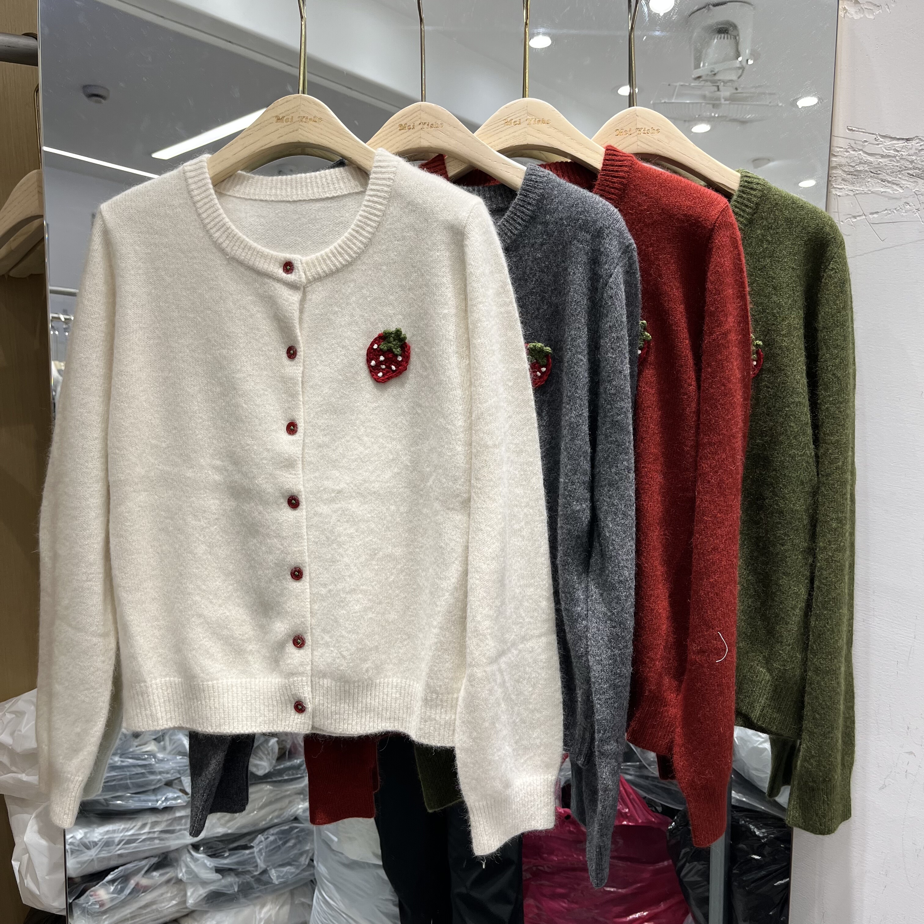 欧洲站2025秋季新款女士圆领草莓绣花濑马绒长袖开衫欧货宽松针织