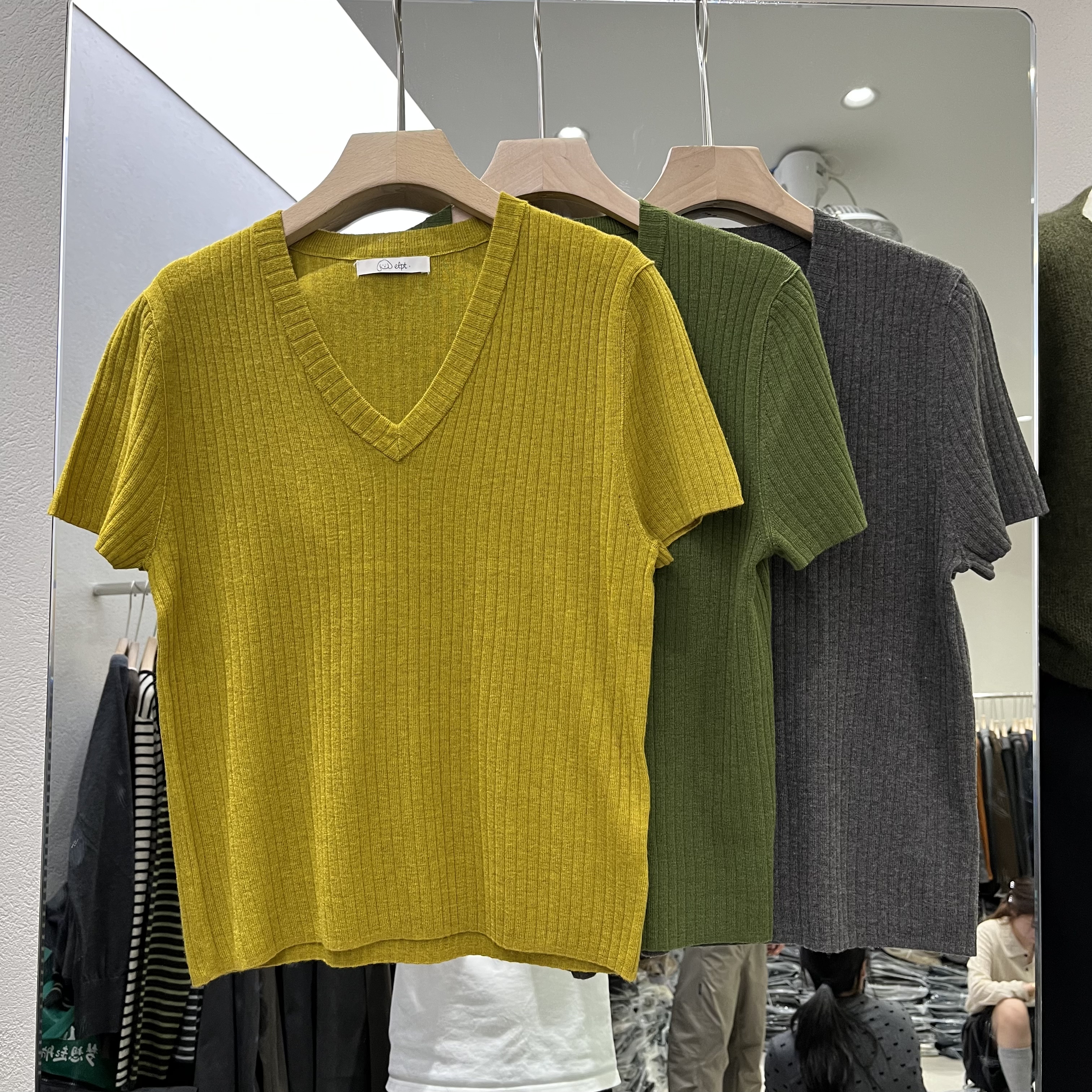 实体店同款2026早秋新款女士V领纯色细羊毛短袖欧货时尚百搭针织
