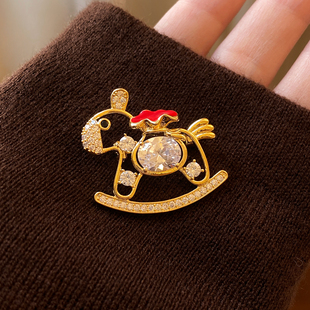 红色锆石福袋小马胸针女2025新款别针配饰高级感轻奢衣服点缀饰品