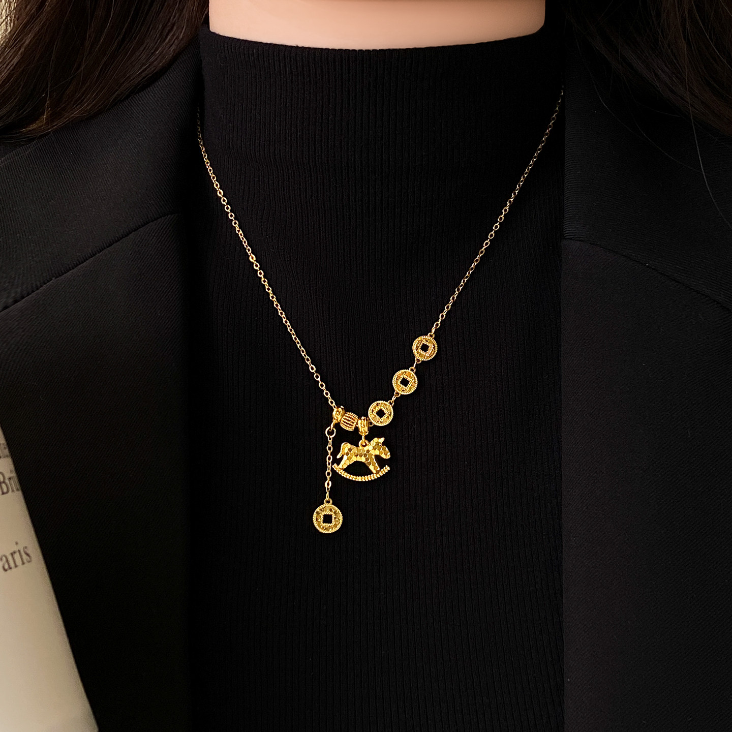 本命年沙金碎碎冰钱币小马项链女2026马年轻奢小众高级感毛衣配饰