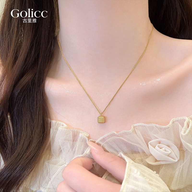 金色方形纹理吊坠项链女款2026新款颈链配饰高级感轻奢小众锁骨链