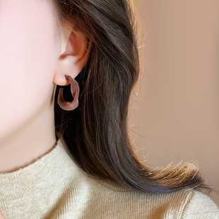 美拉德丝绒C圈耳环女2026新款爆款高级感耳钉适合冬天戴的耳饰品