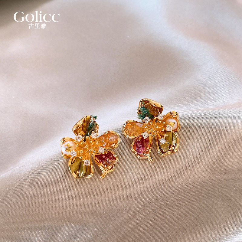 金色天然珍珠花朵耳钉女2025新款爆款轻奢高级感耳饰独特漂亮耳环