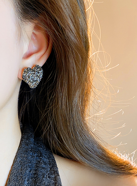 灰色满钻爱心耳钉女独特绝美2025新款爆款耳环高级感轻奢精致耳饰
