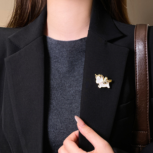 本命年金色小马胸针高档女奢华气质设计感扣针高级感轻奢设计师款