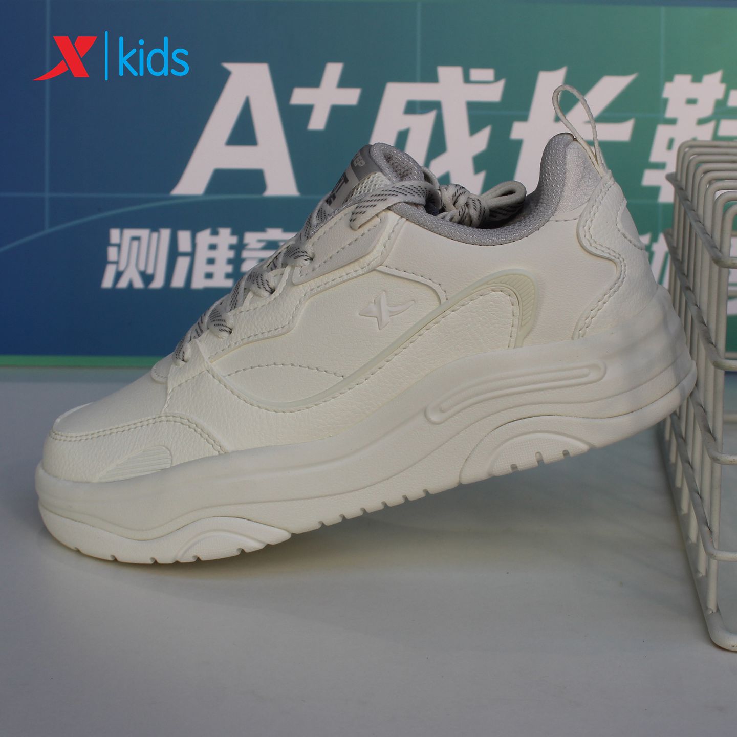 特步儿童2026秋季新款中男大童板鞋街舞小白鞋运动鞋674415314007
