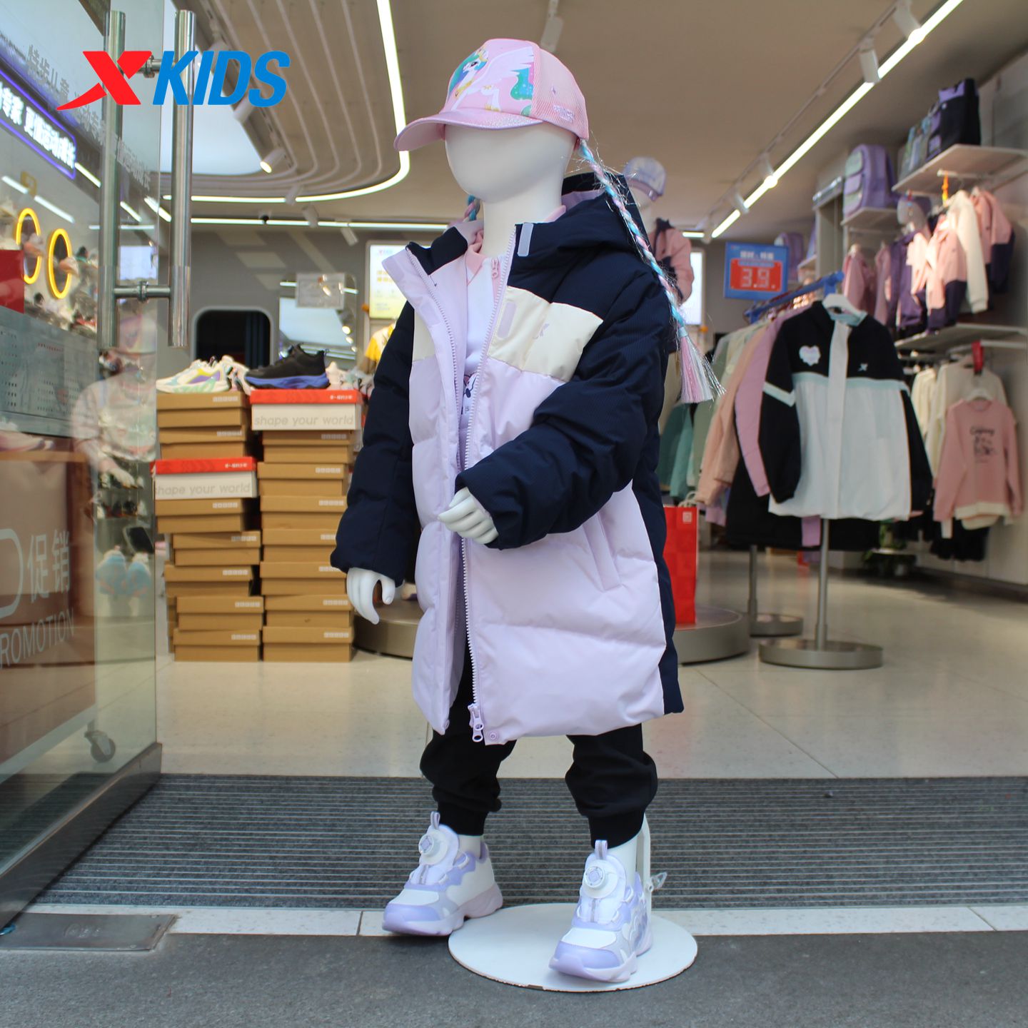 特步儿童2025年冬女小童户外保暖防风中长连帽羽绒服6754241A3135