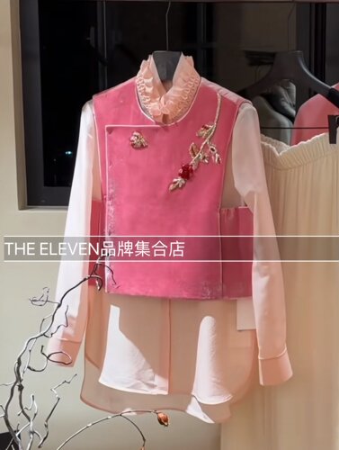 2026年新中式粉色一枝花手工钉钻串珠真丝丝绒花卉马甲木耳边衬衫