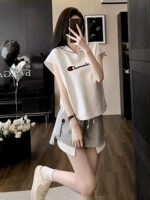 Белый топ + серые шорты (пятно)