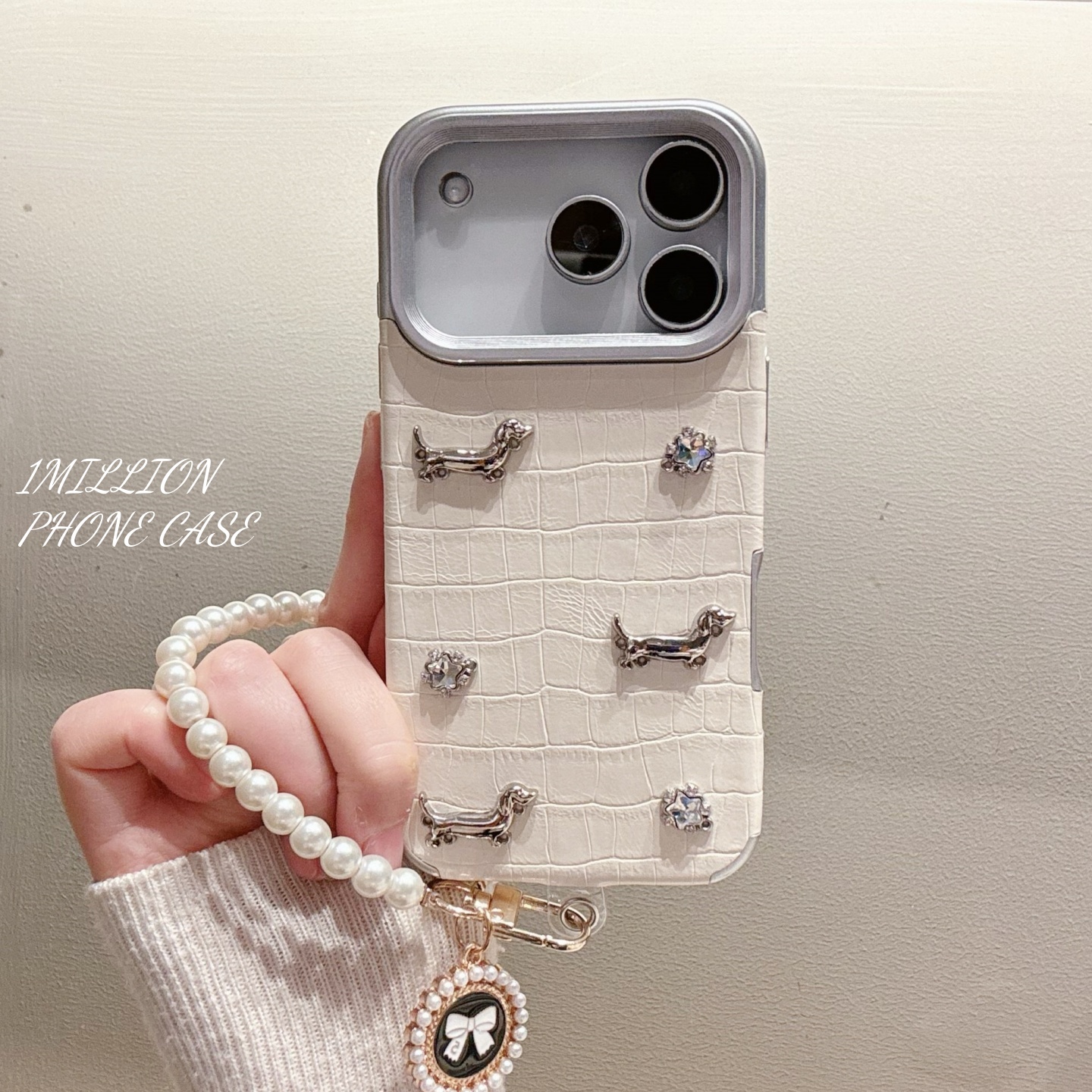 新款高级感奶白鳄鱼皮纹立体水钻腊肠狗适用iPhone17promax手机壳苹果16pro新款15pro女款14pro简约13高级12p