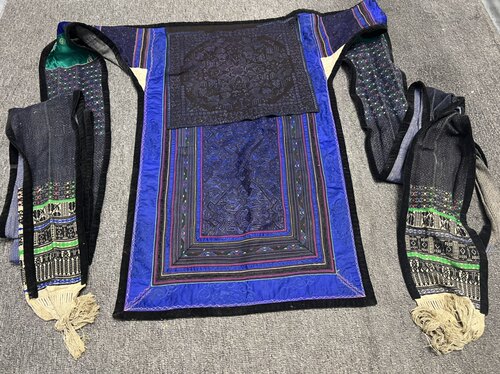 特色手工艺品苗绣民族风衣服老绣衣服老织锦肚兜原装老绣背带A068