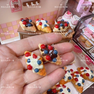 仿真面包食玩淋酱草莓可颂大号diy娃娃屋玩具摆件树脂配件冰箱贴