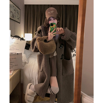 咖色牛角扣连帽皮毛一体羊羔毛外套中长款慵懒风毛毛大衣女冬加厚