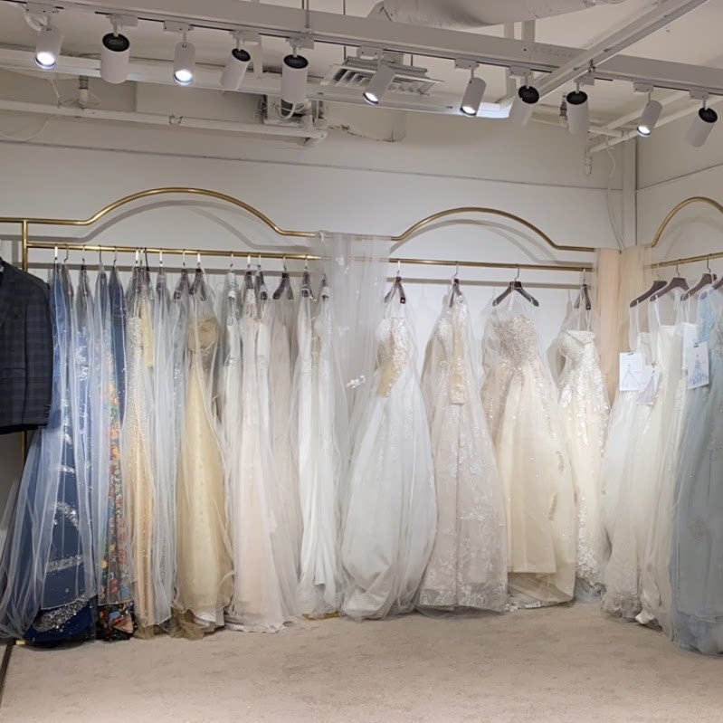 高档婚纱店不锈钢展示架钛金拉丝亮面落地式弧形影楼秀禾服礼服架