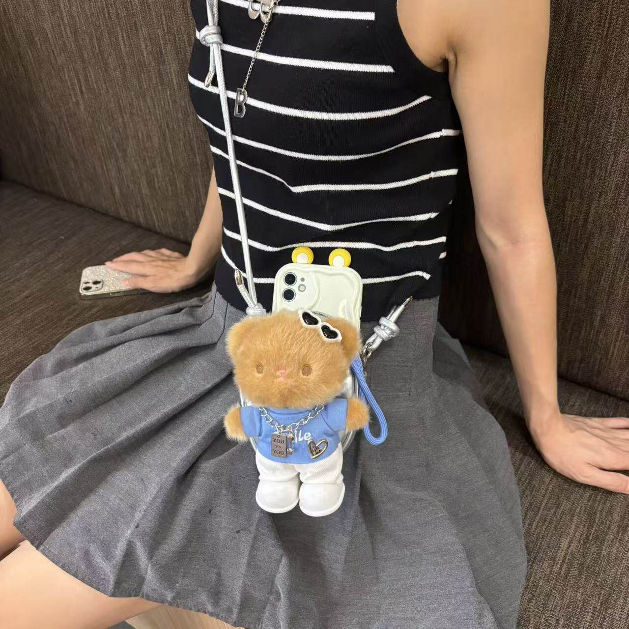 蓝衣服黄色小熊-手机背夹【皮绳】