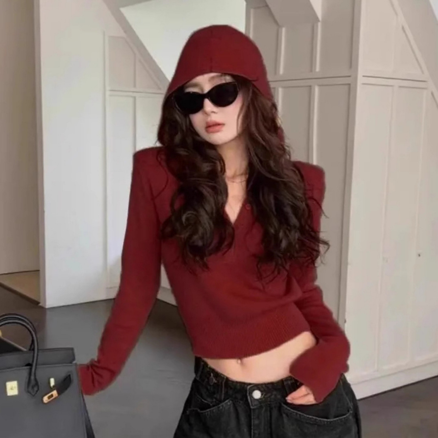 2025秋冬季新款红色连帽短款内搭针织衫打底毛衣女设计感修身上衣