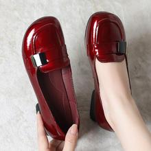 真皮单鞋粗跟乐福鞋春夏季百搭漆皮软底妈妈鞋大码女鞋浅口小皮鞋