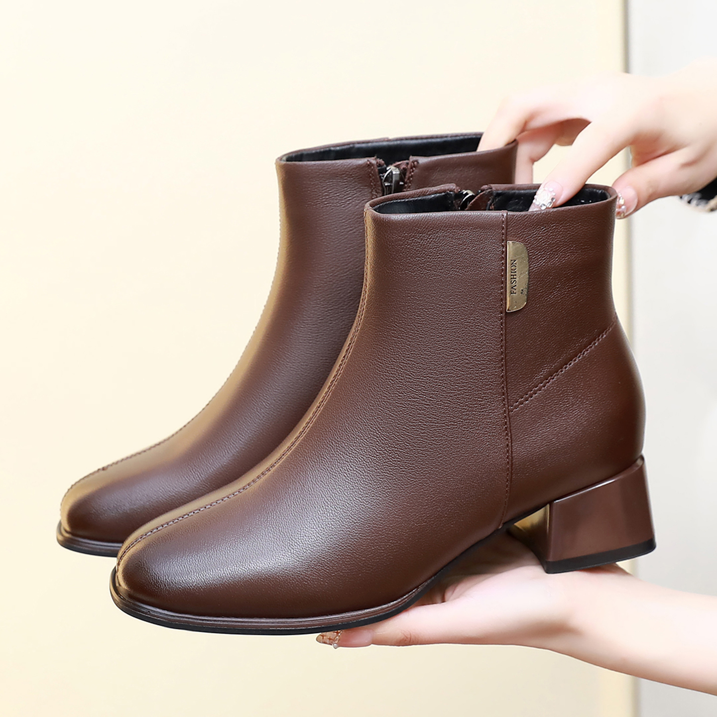 羊皮软底妈妈鞋子短靴加绒保暖洋气中老年棉皮鞋秋冬款薄绒二棉鞋