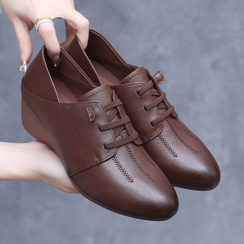 真皮坡跟单鞋春秋软底舒适妈妈鞋大码女鞋中老年人中跟深口小皮鞋