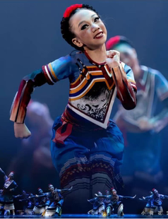 小荷风采天梯下的新家儿童舞蹈服少儿彝族山路上的孩子演出服装女