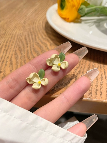 Милые весенние серьги, небольшие дизайнерские клипсы, 2025 года, тренд сезона, без проколов ушей