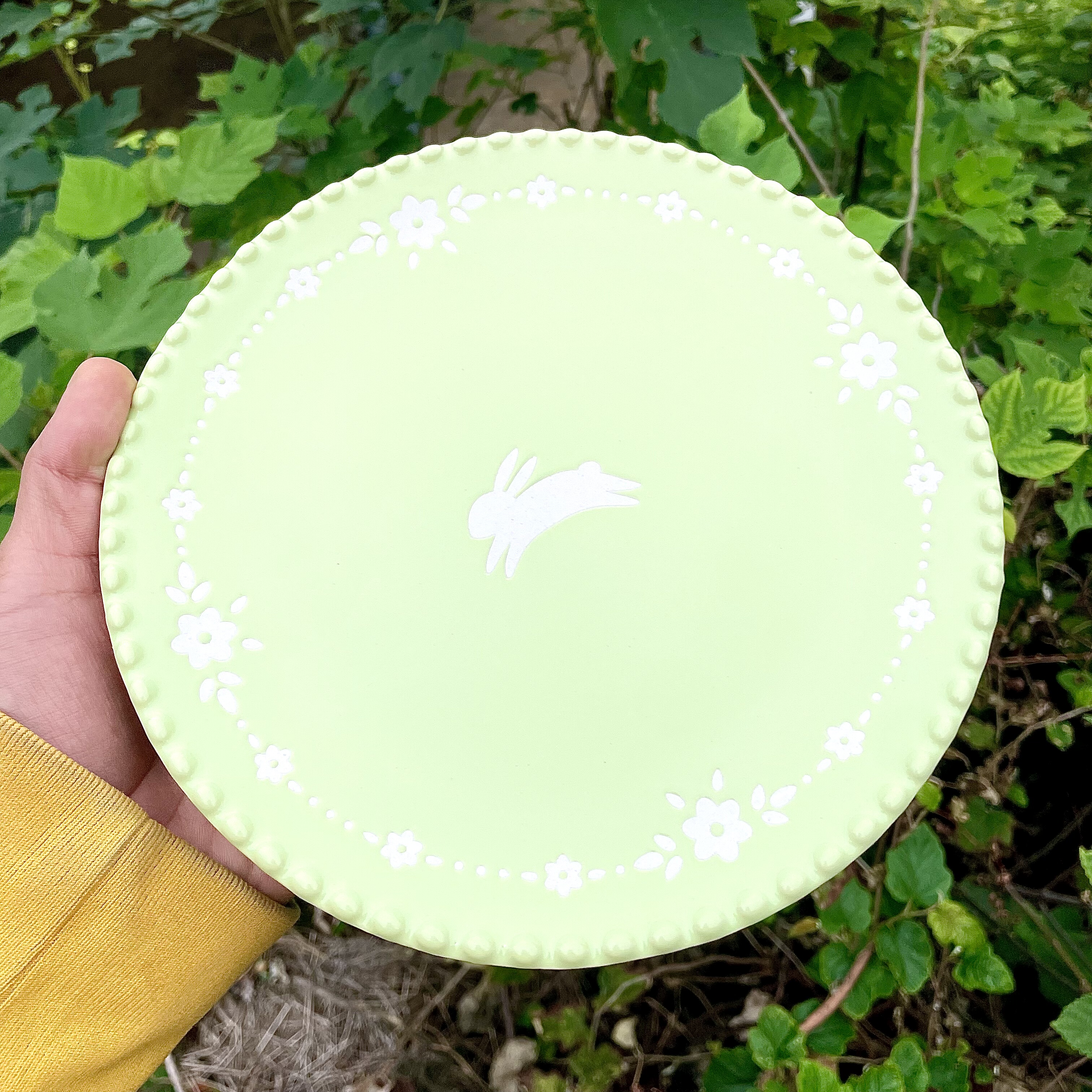 外贸出口绿色浮雕兔子陶瓷盘子家用菜盘卡通水果盘甜品盘创意餐盘