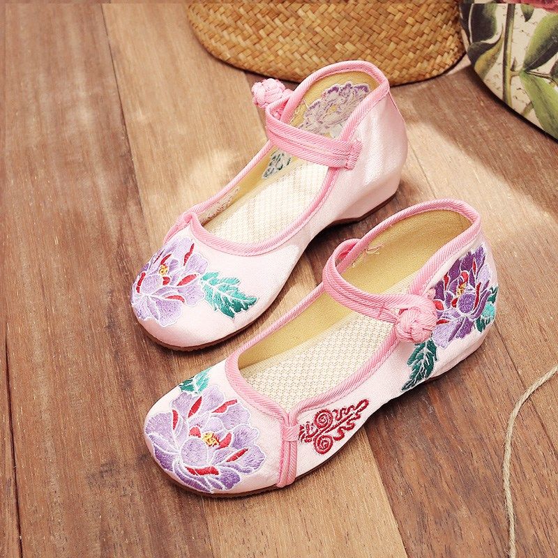 繡花童鞋新款民族風女大童繡花鞋女童布鞋繡花鞋舞蹈鞋老北京布鞋在類目 童鞋/嬰兒鞋/親子鞋, 傳統布鞋/手工編織鞋中 - 來自Buy2taobao.com提供專業的淘寶代購服務