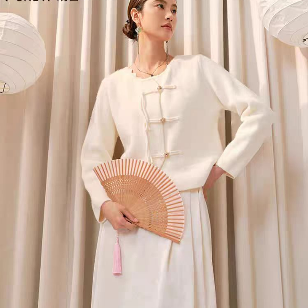 2025年新款新中式国风盘扣针织毛衣女高级感气质显瘦加厚上衣潮