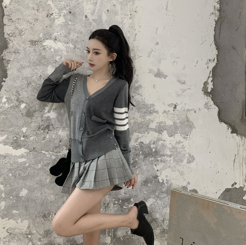 Real price new color matching striped woolen sweater in autumn