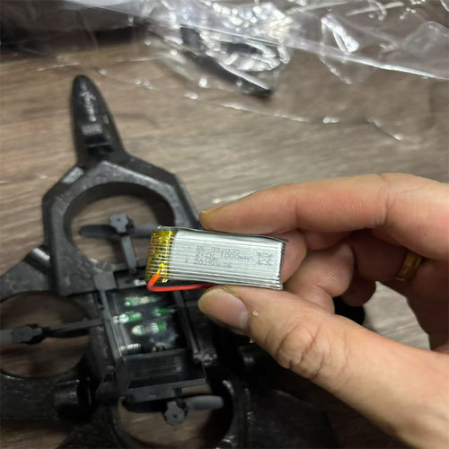 3.7V1000毫安无人机电池
