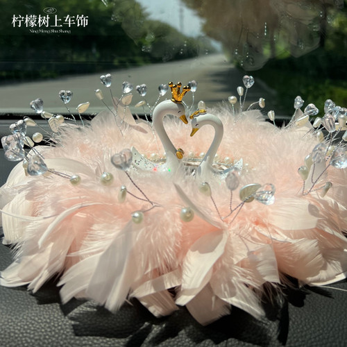 可爱漂亮小天鹅高级感车载摆件汽车羽毛防滑垫车上中控台装饰用品