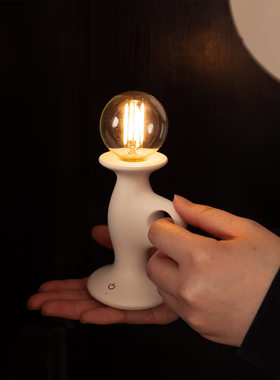 复古创意灯具LED灯泡白色简约小夜灯可充电手握式台灯充电可调亮