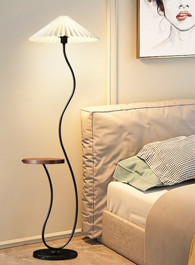 奶油风客厅落地灯现代简约卧室置物架无线充一体灯具客厅沙发旁