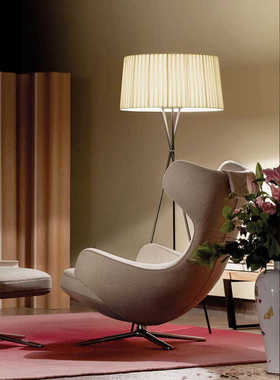 立式落地灯客厅高级感沙发旁边北欧现代简约设计师款三叉灯艺术灯