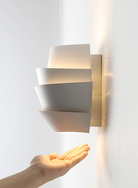 北欧设计师松果壁灯卧室床头灯现代简约装饰灯走廊楼梯玄关墙壁灯