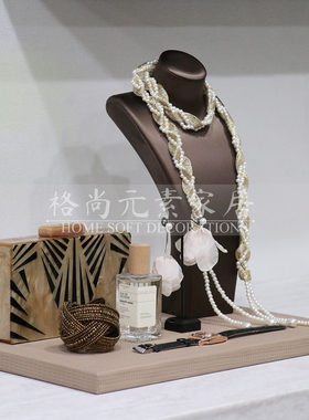 样板房衣帽间梳妆台项链香水摆件