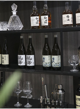 售楼处样板房间酒柜红酒杯