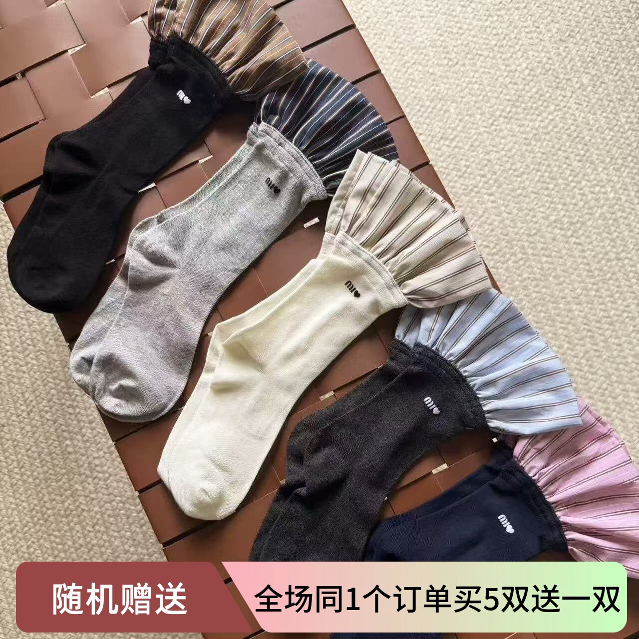 欧货M系爱心字母植绒中筒堆堆袜