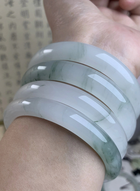 水贝天山翠手镯,冰透质地+飘绿纹理,美到心颤手镯界的 清新天花板