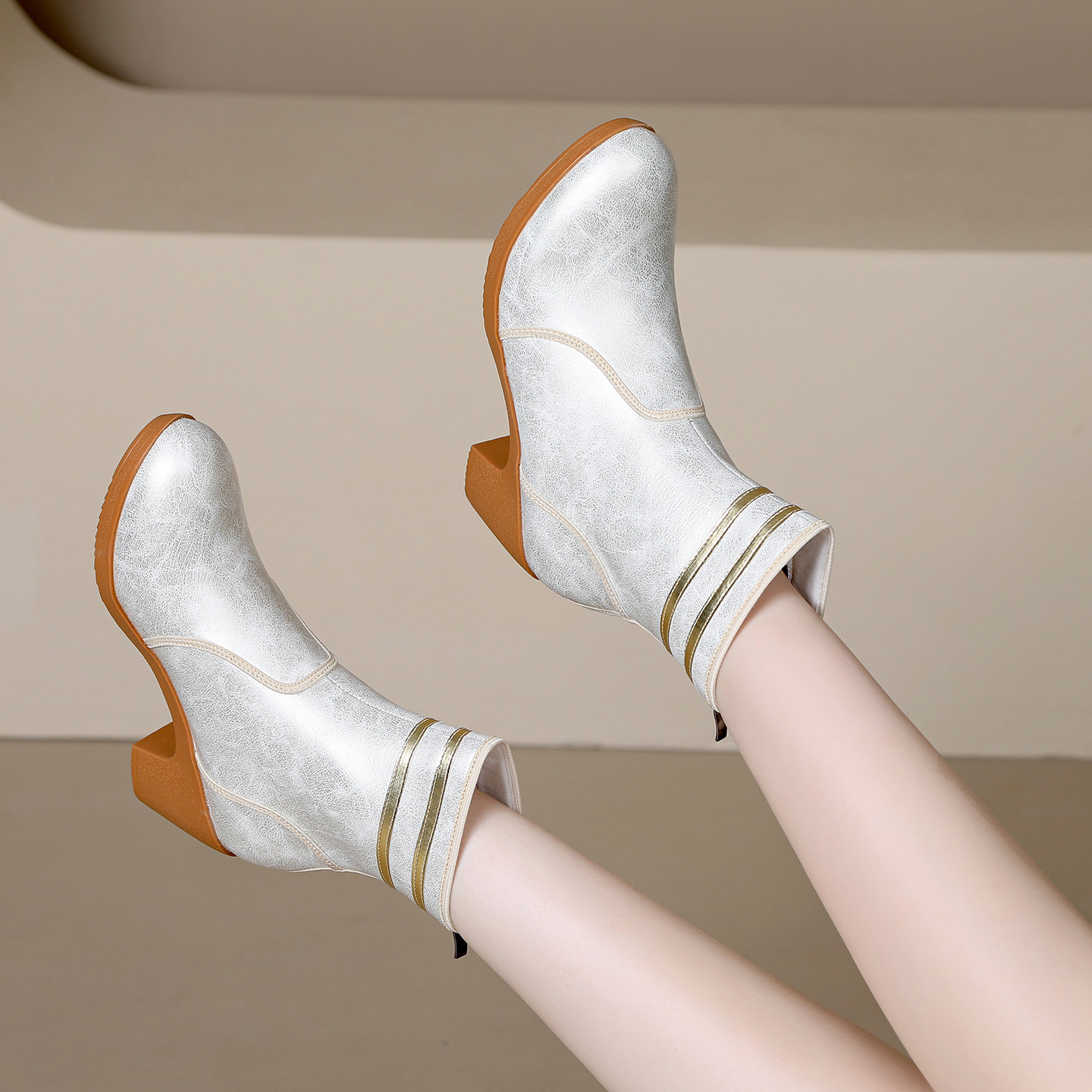 国风银色中筒妈妈鞋粗跟广场舞短靴2025新款时尚舒适秋冬舞蹈靴子