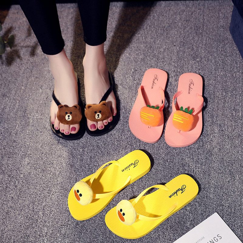 人字拖女夏時尚2018新款網紅熊公仔可愛韓版外穿平底夾板拖鞋女在類目 女鞋, 拖鞋中 - 來自Buy2taobao.com提供專業的淘寶代購服務