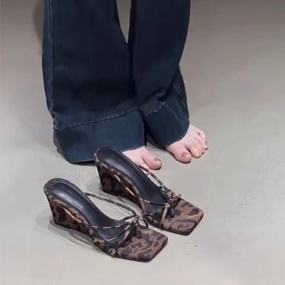 ins巨舒服！法式方头坡跟拖鞋女夏外穿气质夹趾细带豹纹高跟凉鞋