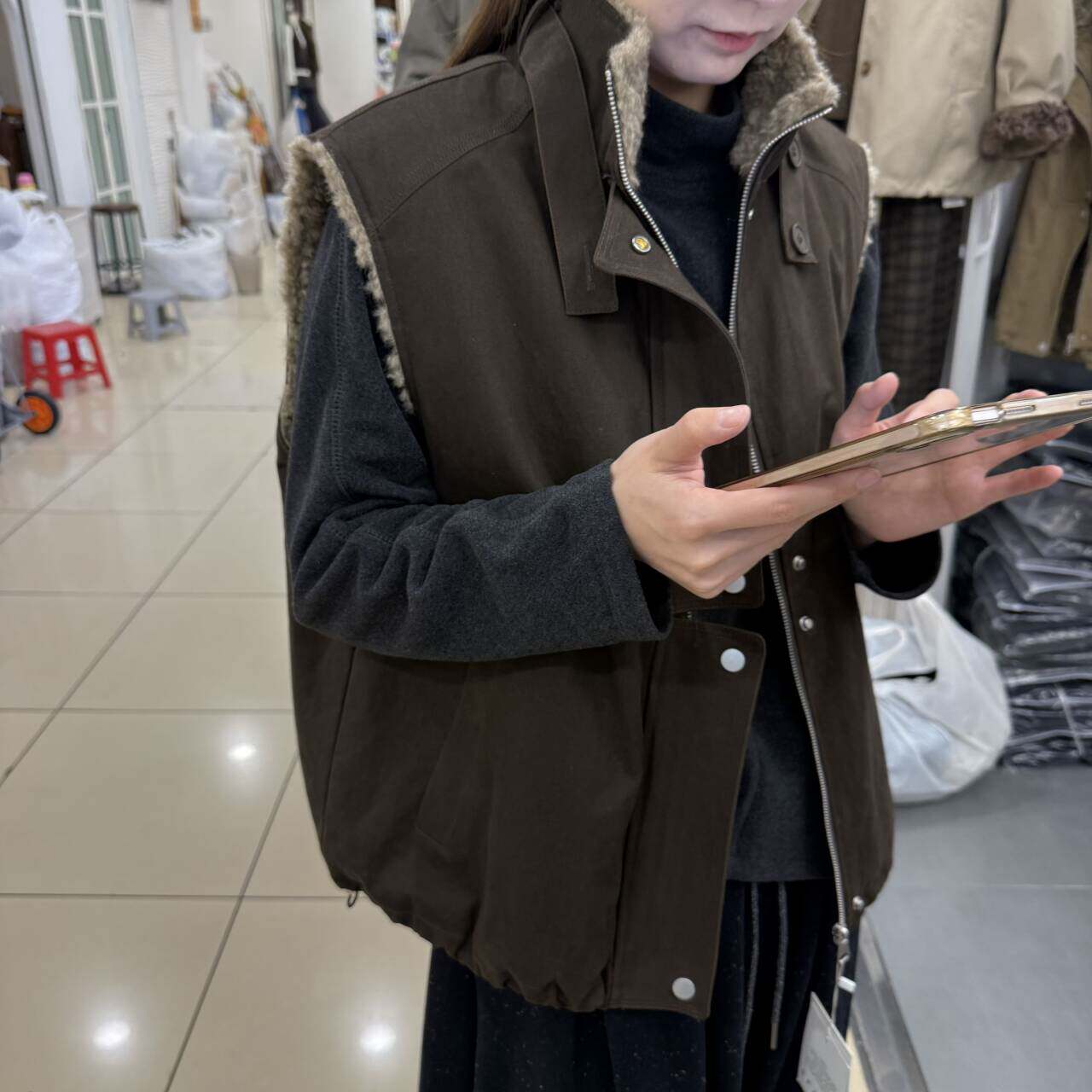 韩系立领工装毛绒内里下摆抽绳马甲2026冬新设计感保暖外套女潮