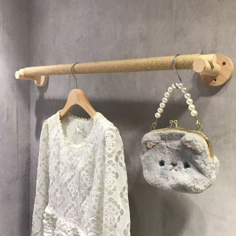 童装店上墙壁挂展示架麻绳木棍衣杆正侧挂陈列墙上置衣架服装货架