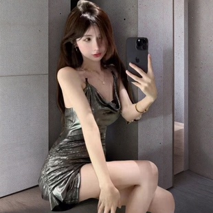 辣妹緊身掛脖蕩領(lǐng)連衣裙高端夏顯瘦裙子風女性感收腰氣質(zhì)名媛亮面