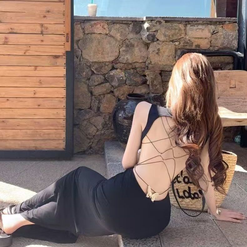 性感美背无袖连衣裙女网红设计感黑色修身纯欲收腰包臀长裙子2025