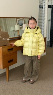 冬年装 男童女童可亲子 浅黄 90绒一手长连帽羽绒服外套 889元