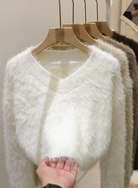 白色V领水貂绒毛衣女款短款上衣