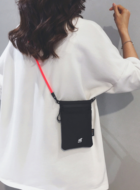 ins潮牌简约帆布包女2025新款运动旅游遛弯逛街休闲手机斜挎小包